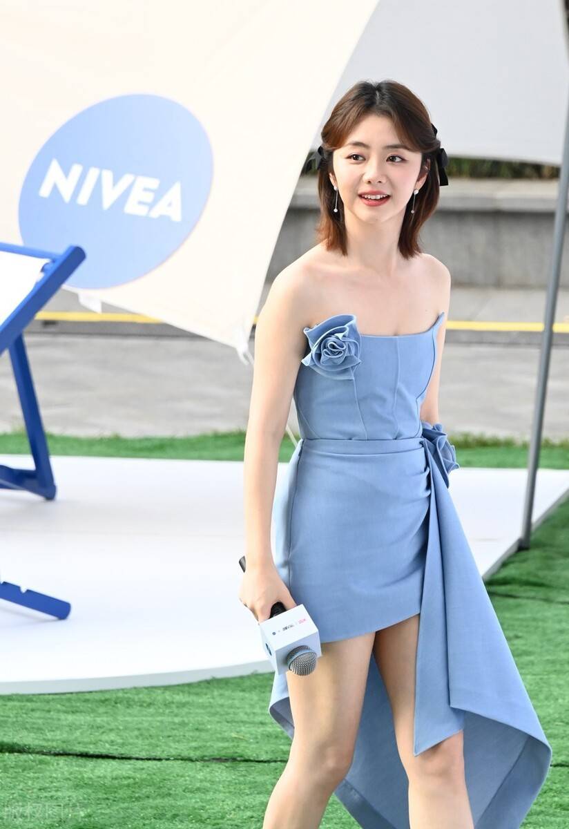 谭松韵又扮少女了,穿浅蓝色牛仔裙暴露微胖身材,法令纹暴露年龄_礼服