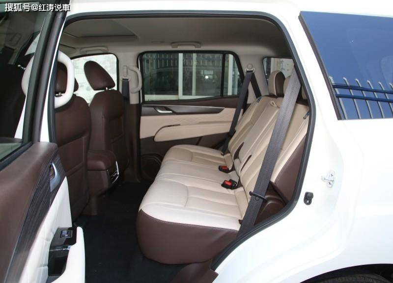 全新帕拉丁的空间充足,毕竟尺寸和级别在这摆着呢,后排腿部空间和头顶