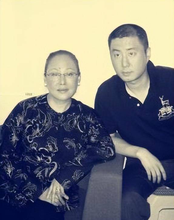靠"丑"走红的斯琴高娃,3婚2离儿子又不听话,70岁靠轮椅外出_本人_孩子