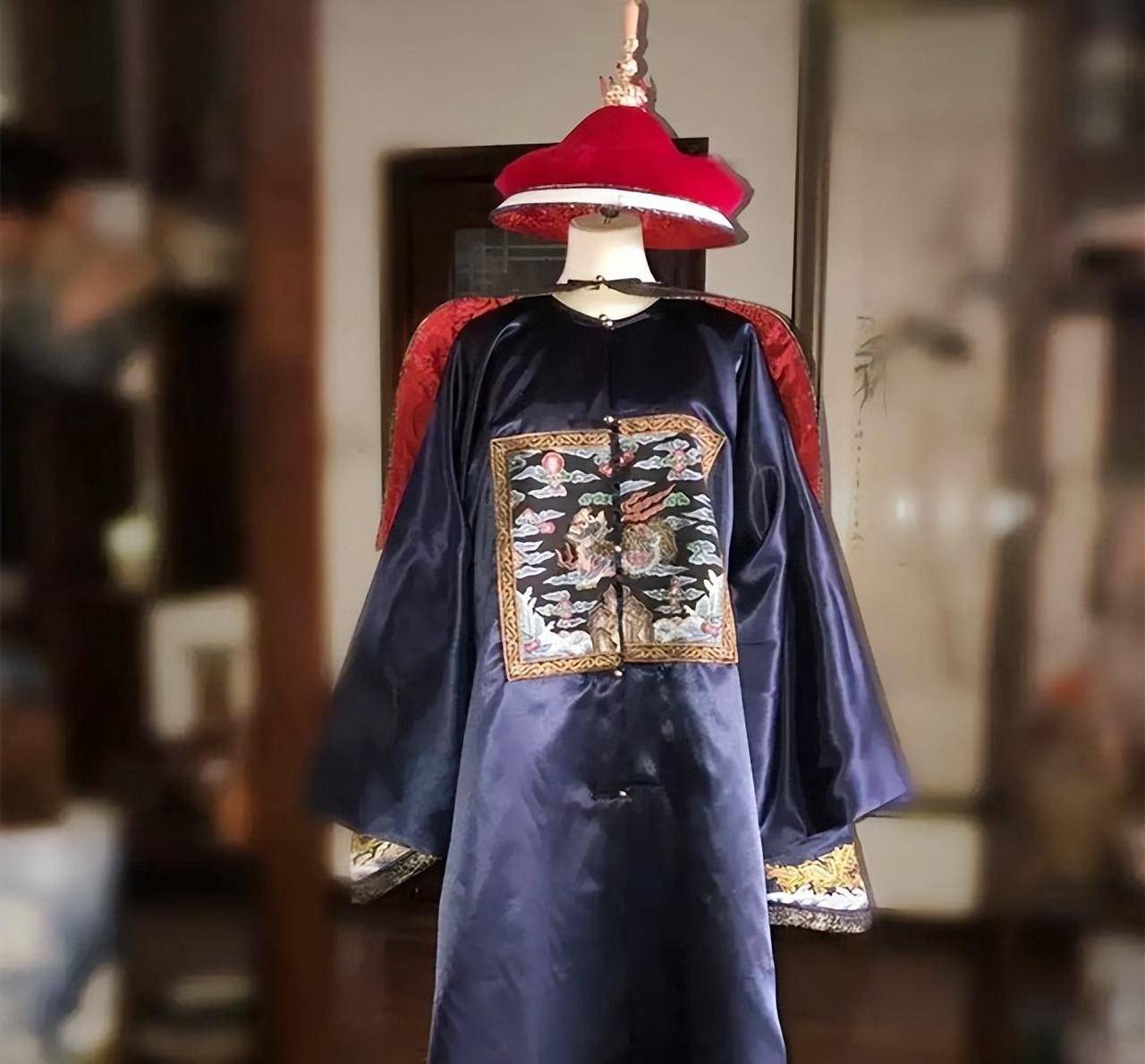 清朝官服这些加在一起,少说也得一百两,并且这其中还没有算上节日的