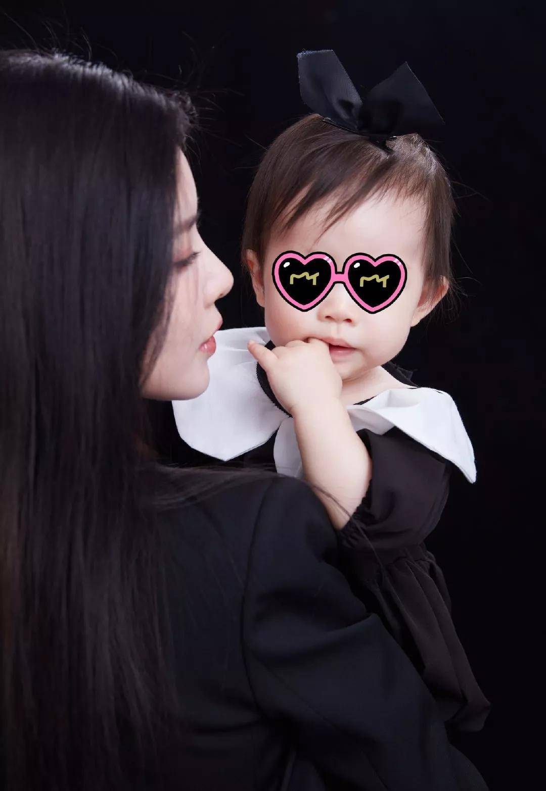 前段时间,王灿在个人微博账号上传了一组图片,女儿小蛋饺也一同出境