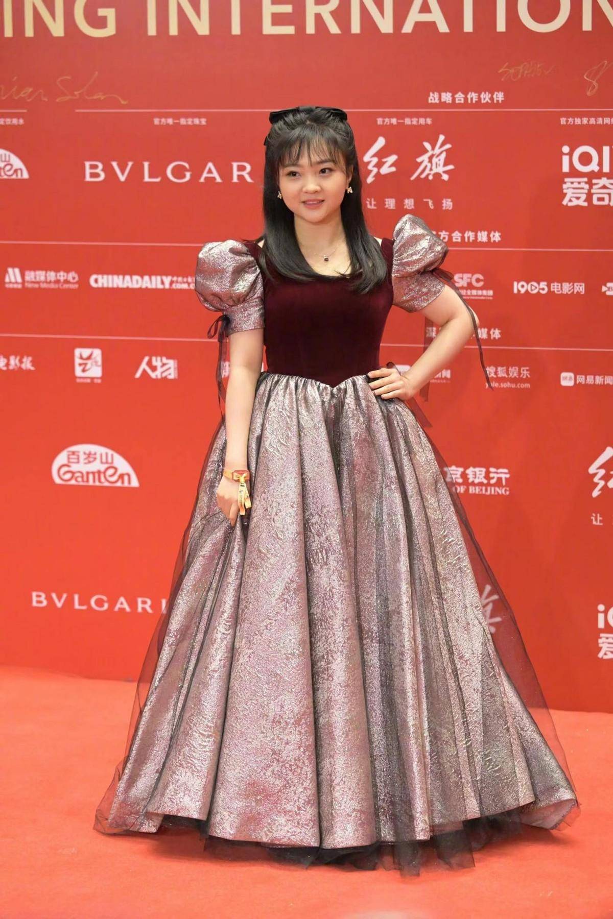 林妙可真是没长大,罕见走红毯还穿公主裙,歪头卖萌不像个成年人_显得