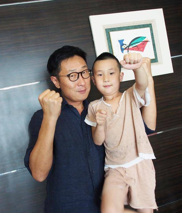 林永健妻子周冬齐,晒出儿子林大竣的近照,网友:一看就是亲生的_媳妇