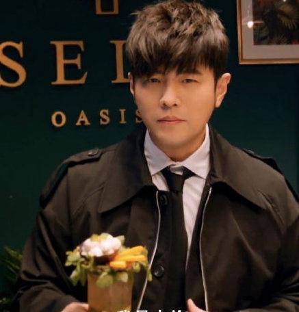 周杰伦已经42岁了,看起来却和年轻时模样差别不大,鼻子高挺并且就连双