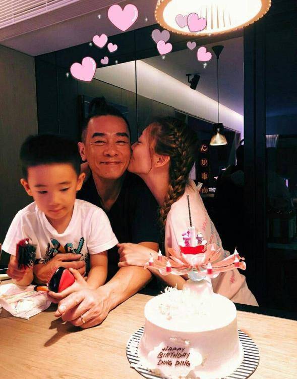 应采儿带娃国外度假,40岁仍身材纤瘦气质不俗,10岁大儿个头疯长_生活