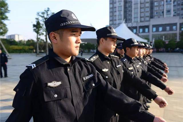 辅警同样是身穿警服,但在工作性质上与正式人民警察有着较大的不同之