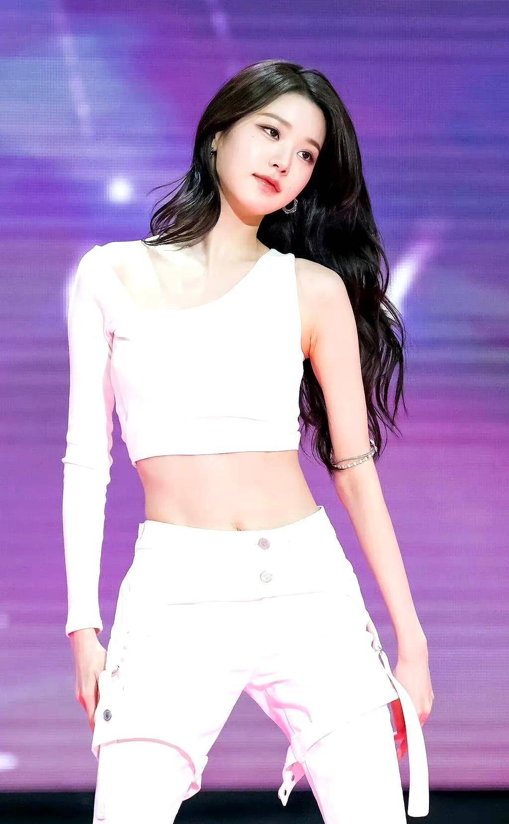 不得不说,张元英的身材比例确实令人羡慕,而且衣品也非常好.