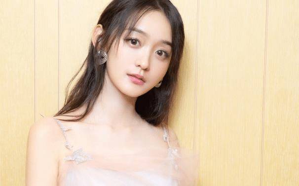 乐观开朗的何泓姗,和周迅长得有些相似,让网友说她是第二周迅