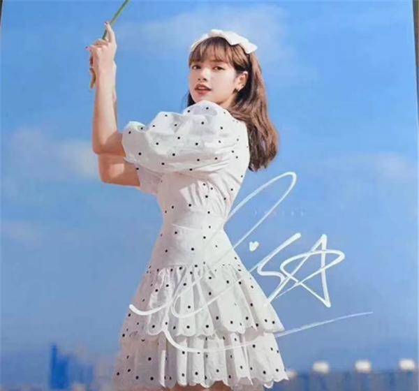 蔡徐坤的签名,lisa的签名,鹿晗的签名,看到华晨宇:写的啥?