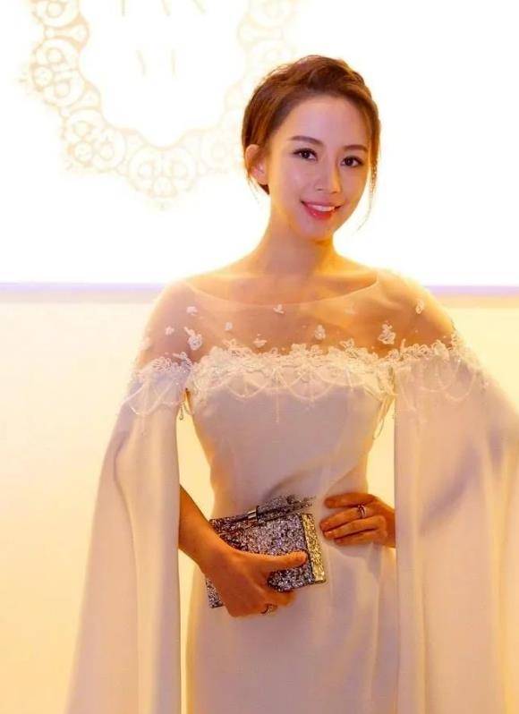 九球天后潘晓婷好丰满,穿白裙巴掌腰惹眼,网友:侧身一看太惊艳_整体