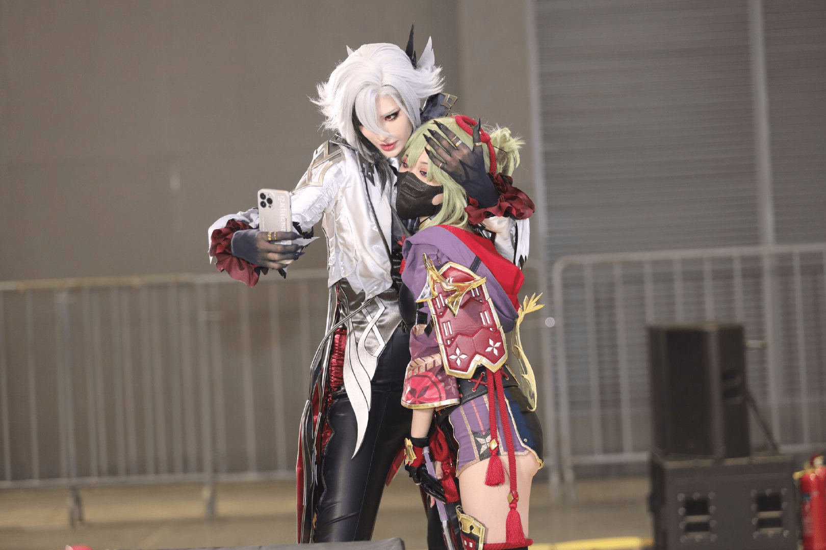 卡琳娜cos原神仆人,浑身散发荷尔蒙,连网红井川里予都