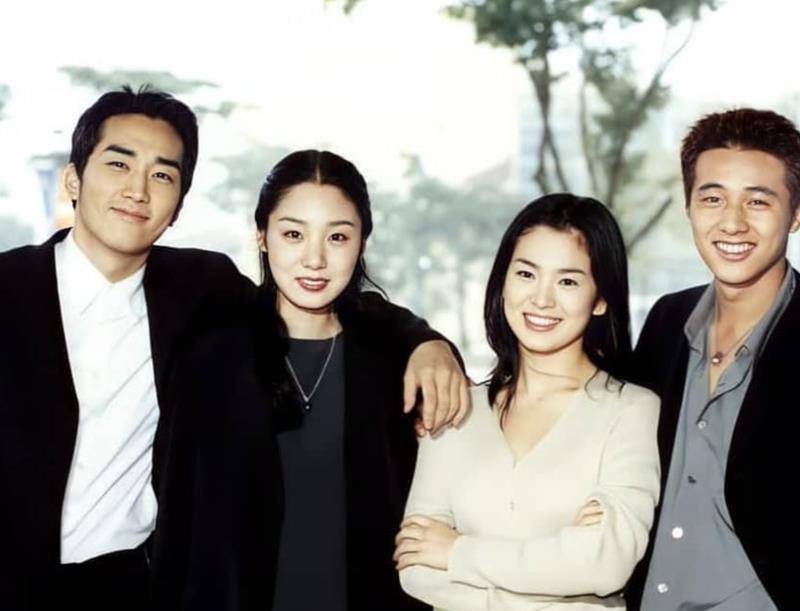 冻龄元斌现身,帅哥笑搂小狗工作,这只幸运狗也陪宋慧乔拍大片_元彬