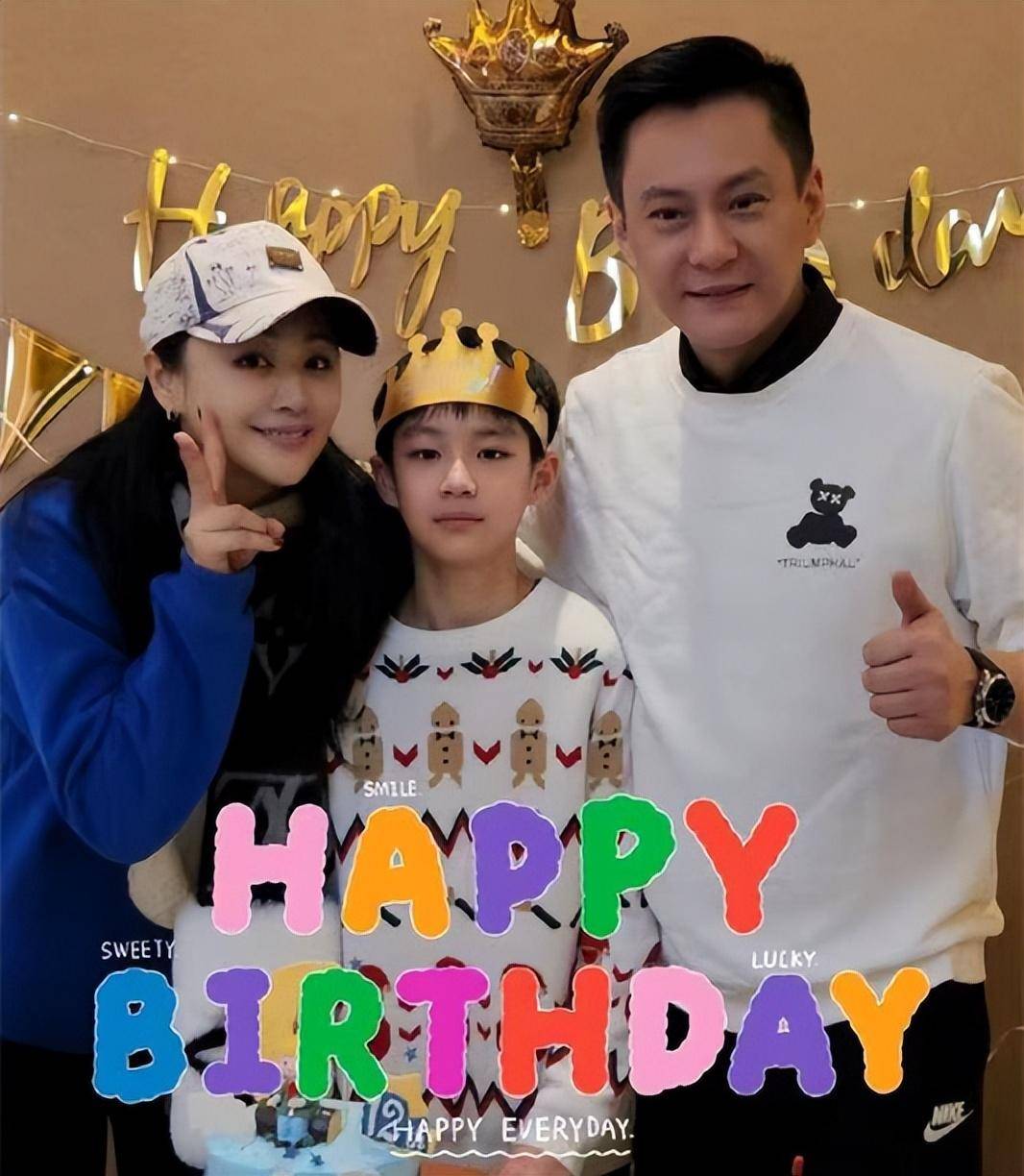 曹颖一家三口亮相,12岁儿子毕业典礼穿全套西服弹吉他,太帅了_造型