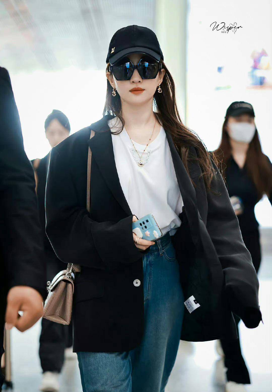 刘亦菲的身材造型在t恤外面还搭配了黑色的oversize西装.