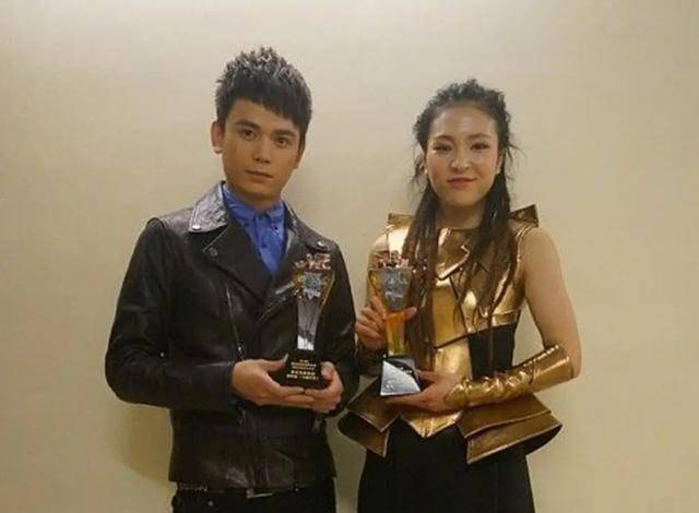 张恒远去世满两月,毕夏迎来32岁生日,老师汪峰带女儿为爱徒庆生_中国