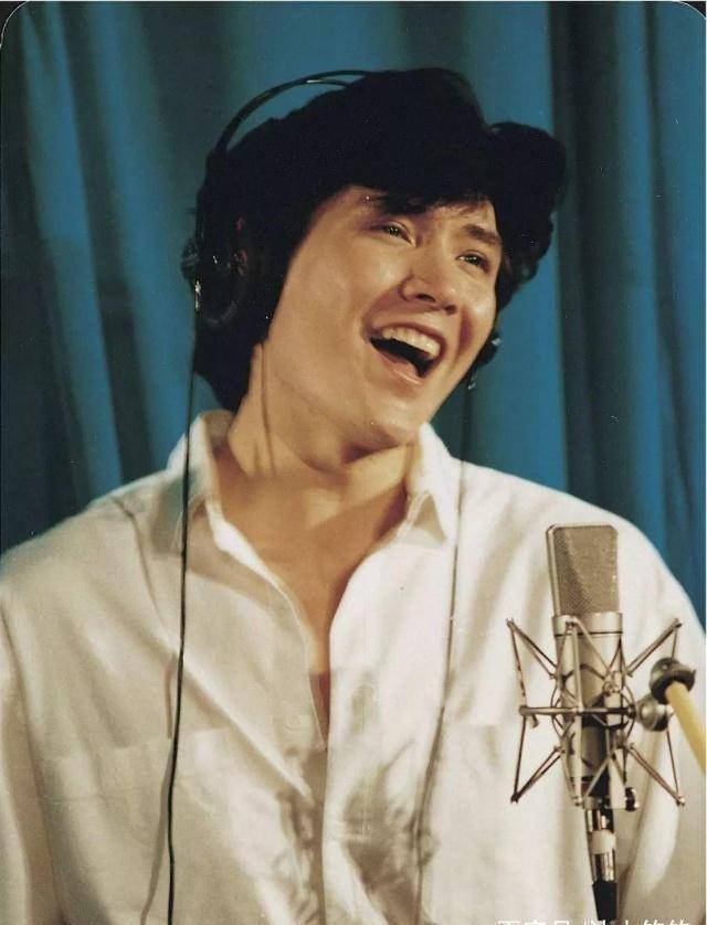 57岁费翔近照曝光!蓄胡油头晒胸肌宽肩!