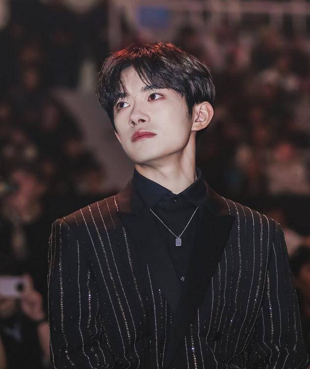 20岁的易烊千玺内娱首位主流杂志满贯,首登费加罗拿下四封面_时尚