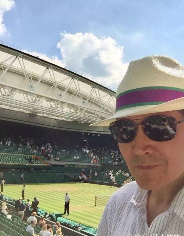 57岁费翔近照曝光!蓄胡油头晒胸肌宽肩!