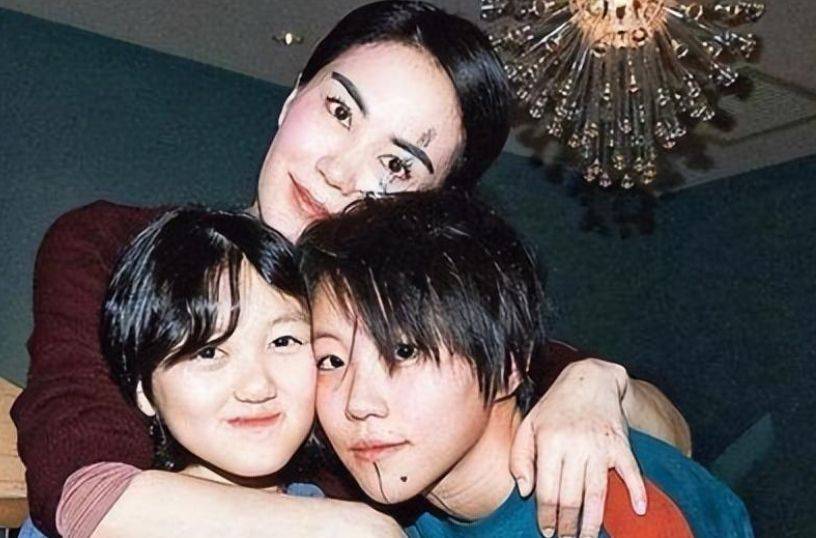 然而好景不长,女歌手开始向王戈提出各种要求,希望借着与王菲的联系在