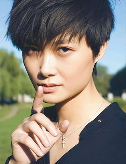 李宇春的点评对象大家原以为李宇春会与杨坤针锋相对没曾想她不仅多次