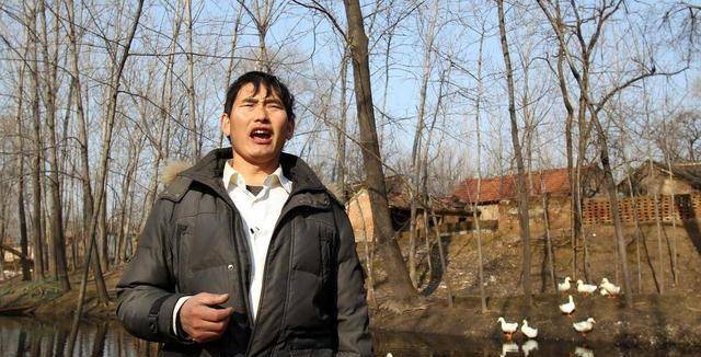 大衣哥近况落魄?穿汗衫捡树枝,粉丝送两箱茅台被拒绝_生活_人生_舞台