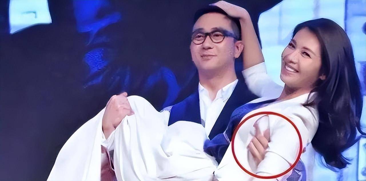 41岁刘涛被王自健当众公主抱,谁注意到他手部动作,细节见人品_服饰