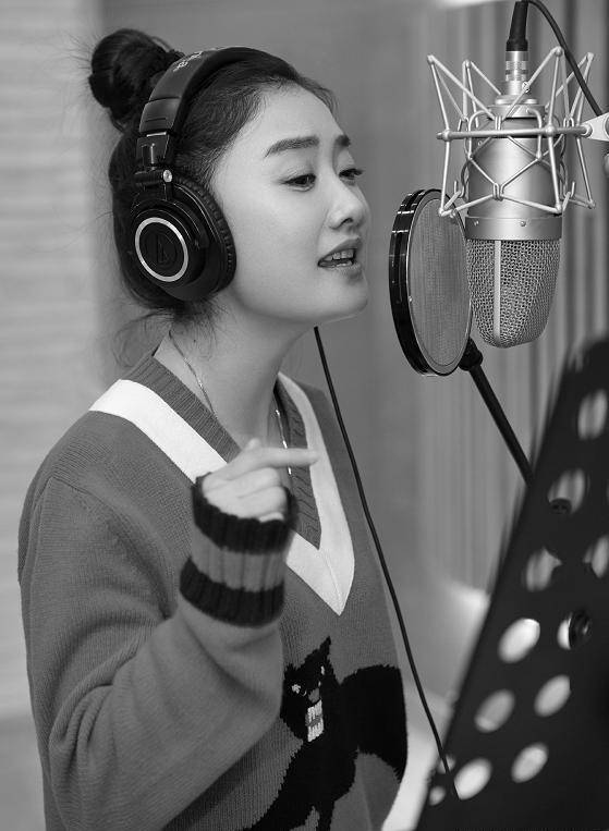 和之前形象判若两人,女儿五官精致非常的可爱_杨魏玲_曾毅_凤凰传奇