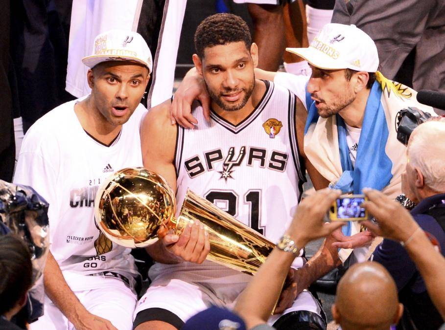 虽然从未连冠过,但在很多球迷心中,细数王朝球队的时候,也会将马刺算