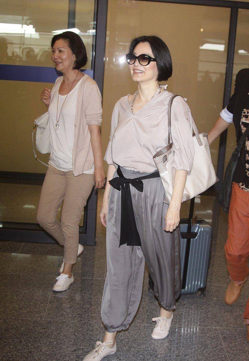 林青霞走机场,一身宽松不惧暴露妈妈肚,见识到了65岁的皮肤_气质_时尚