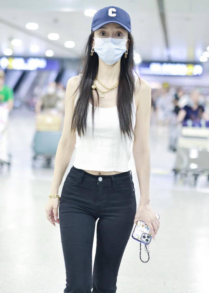 angelababy带儿子走机场,她穿小背心好惹眼,全套黄金首饰显土气_清爽