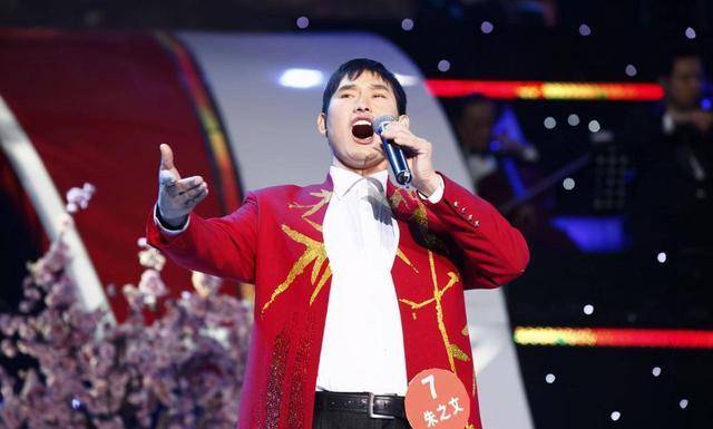 大衣哥近况落魄?穿汗衫捡树枝,粉丝送两箱茅台被拒绝_生活_人生_舞台