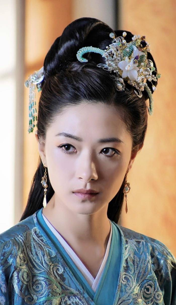 万茜穿高开衩裙秀长腿,肩带滑落露半边香肩,曾在酒吧蹦迪很嗨皮_视频