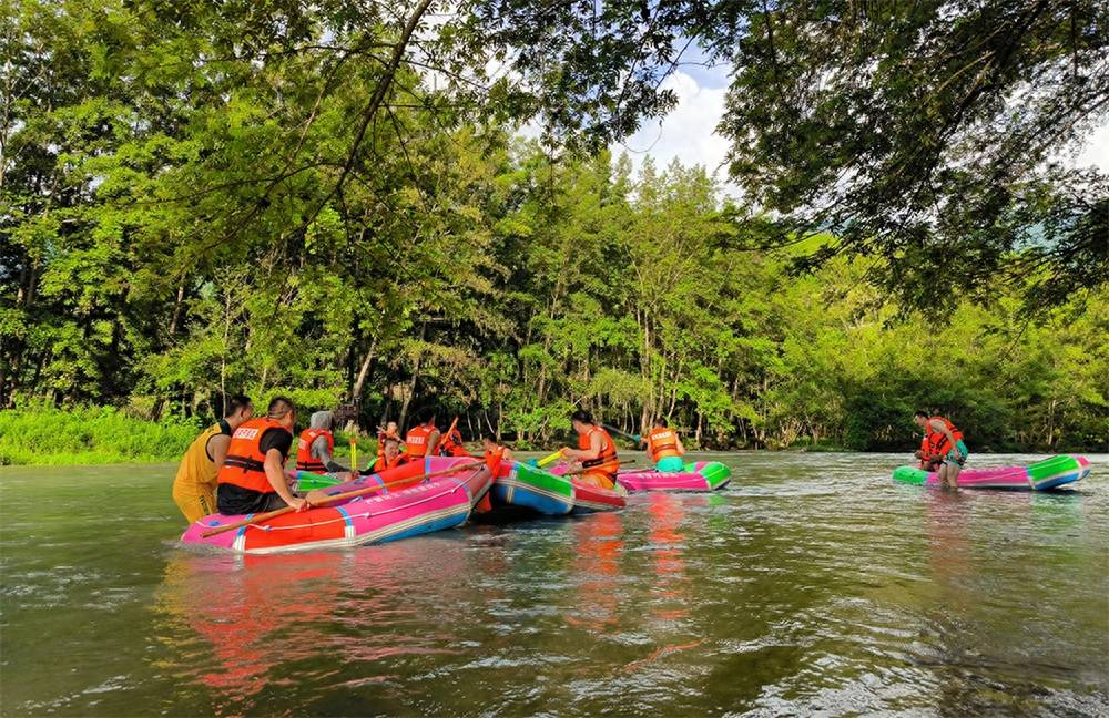 贵州道真凌霄河景区:漂流,露营迎接游客热潮 带动当地经济繁荣发展!