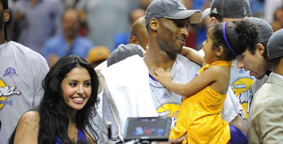 可是,科比心里还有瓦妮莎,之后的一年都在为两人复婚努力.