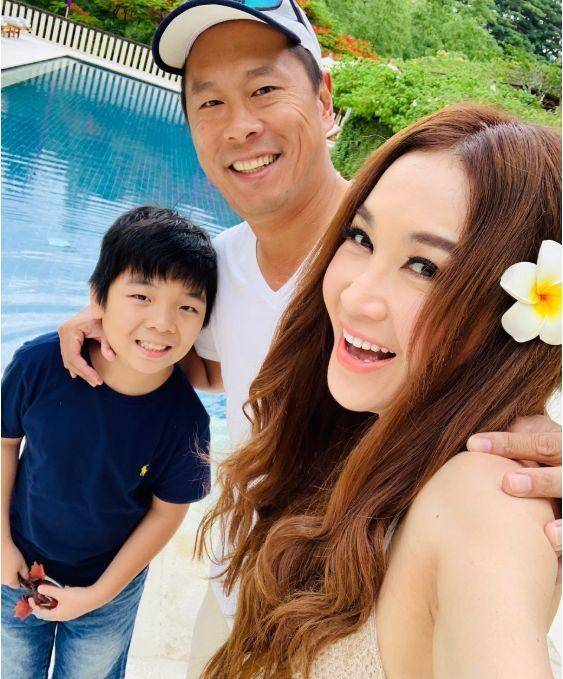 温碧霞一家贵州旅游,57岁依旧走少女路线,养子与爸爸一模一样_儿子