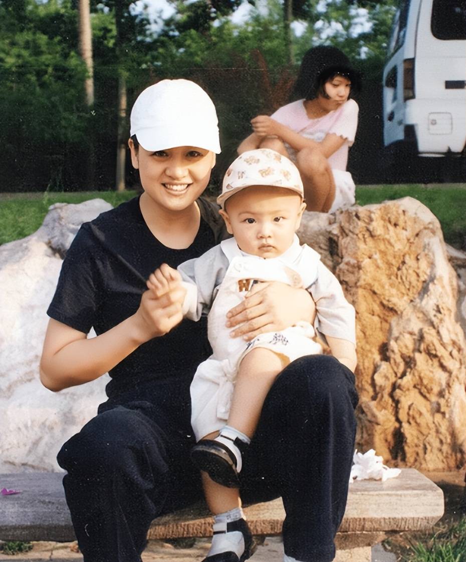 曾经红过巩俐,却因爱错人毁掉一生,婚后丈夫"拒认"亲生儿子_伍宇娟