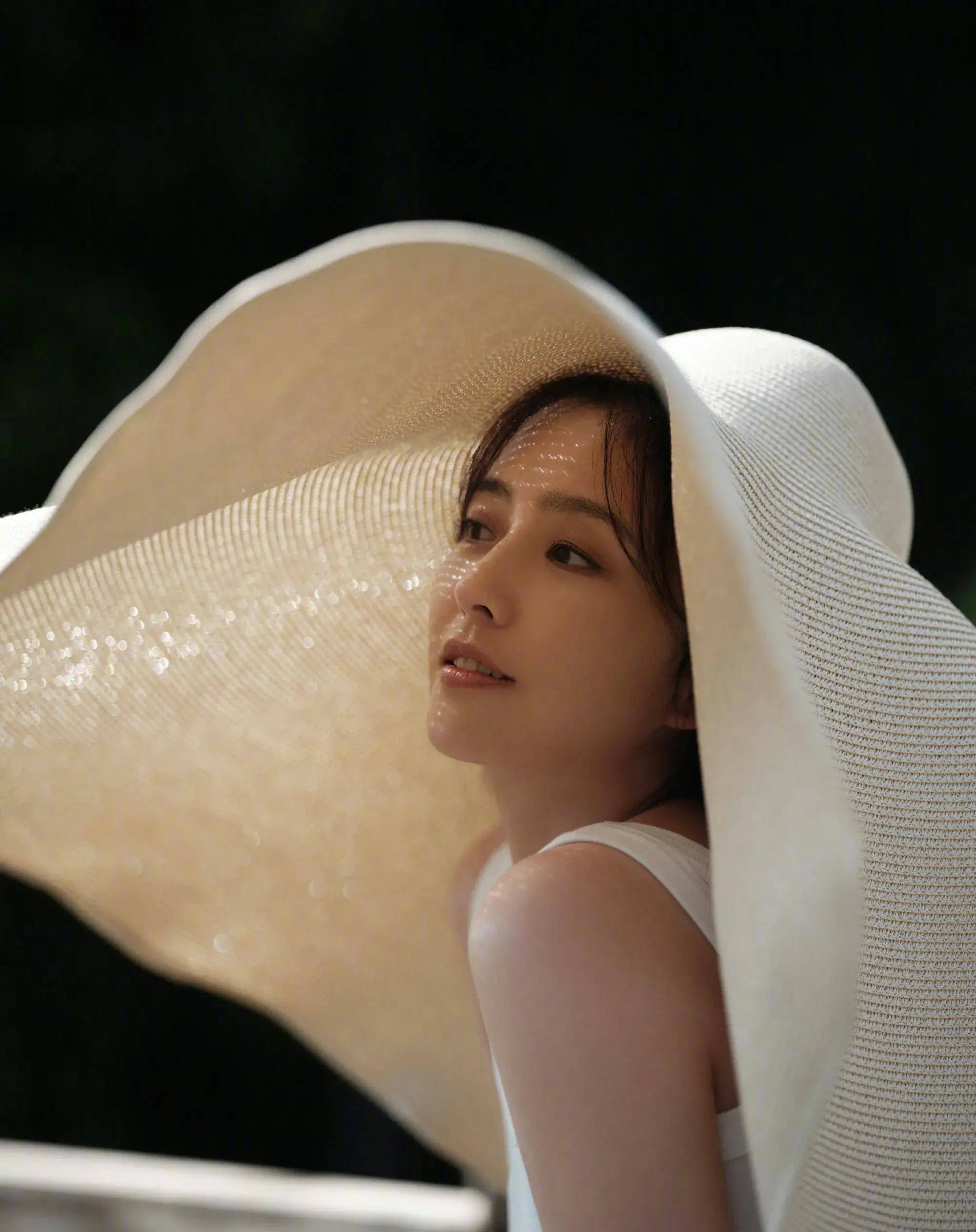 佟丽娅被陈思诚亲密喊丫丫,白色老头衫超大草帽简约大气,就很美_漂亮