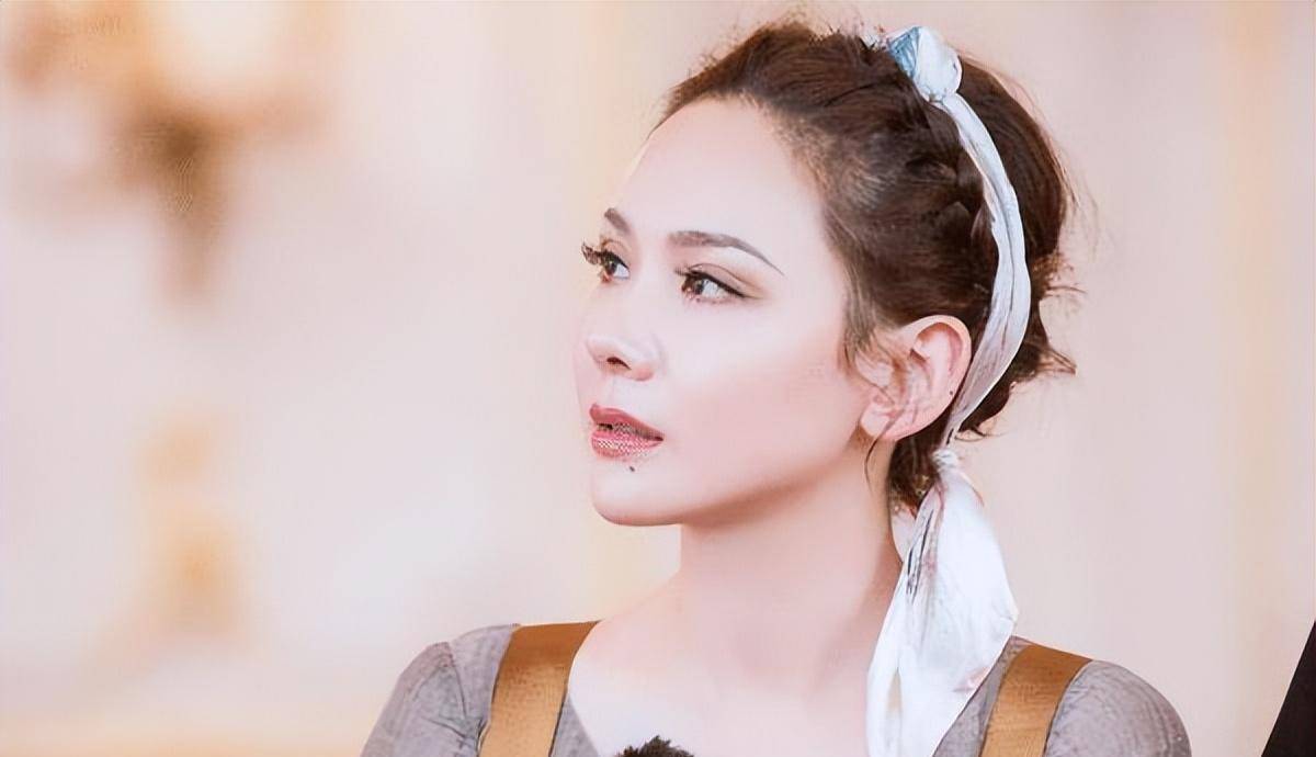 卑微程莉莎:为生2胎打100多针,遭应采儿嘲讽,却被婆婆宠成公主