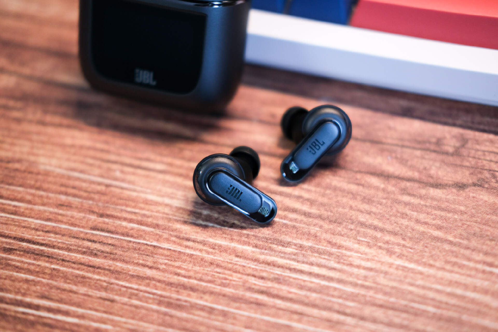 颠覆传统耳机体验,带屏幕的tws耳机,jbl tour pro2开箱评测_充电_手机