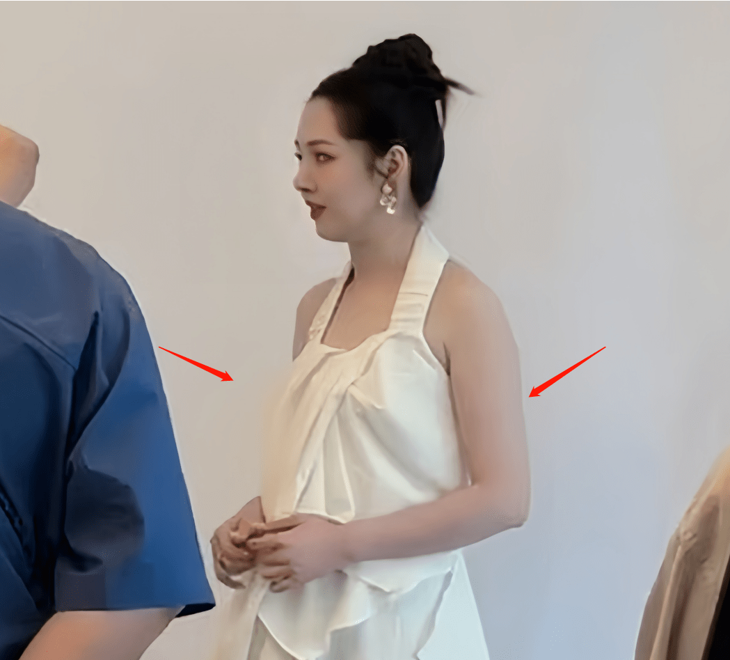 郭碧婷近照曝光身材走样,穿泳装小肚腩明显,带娃游玩被赞接地气_网友