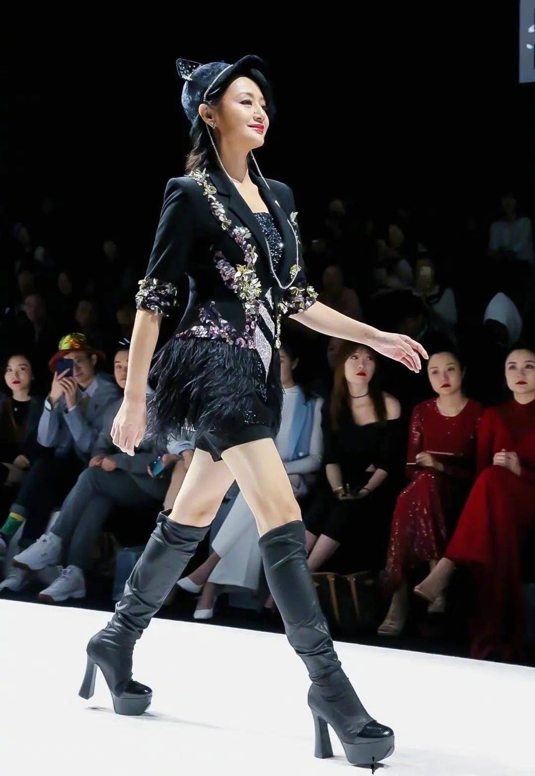 摄影师对曹颖说:"你奔五还有漫画腿,儿子西装配短裤太帅了!