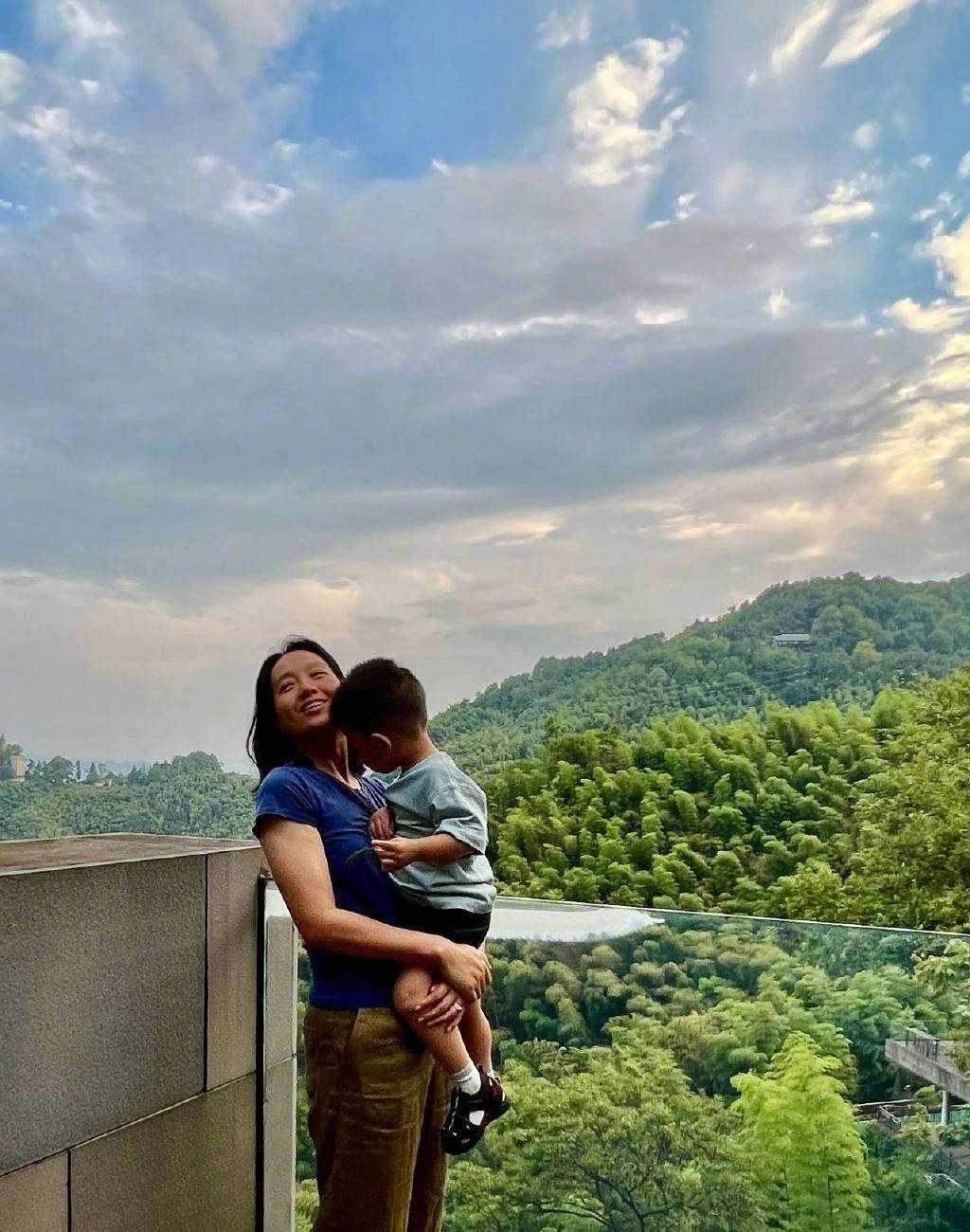 朱丹周一围带娃出游 小小丹和弟弟罕见露脸-搜狐大视野-搜狐新闻