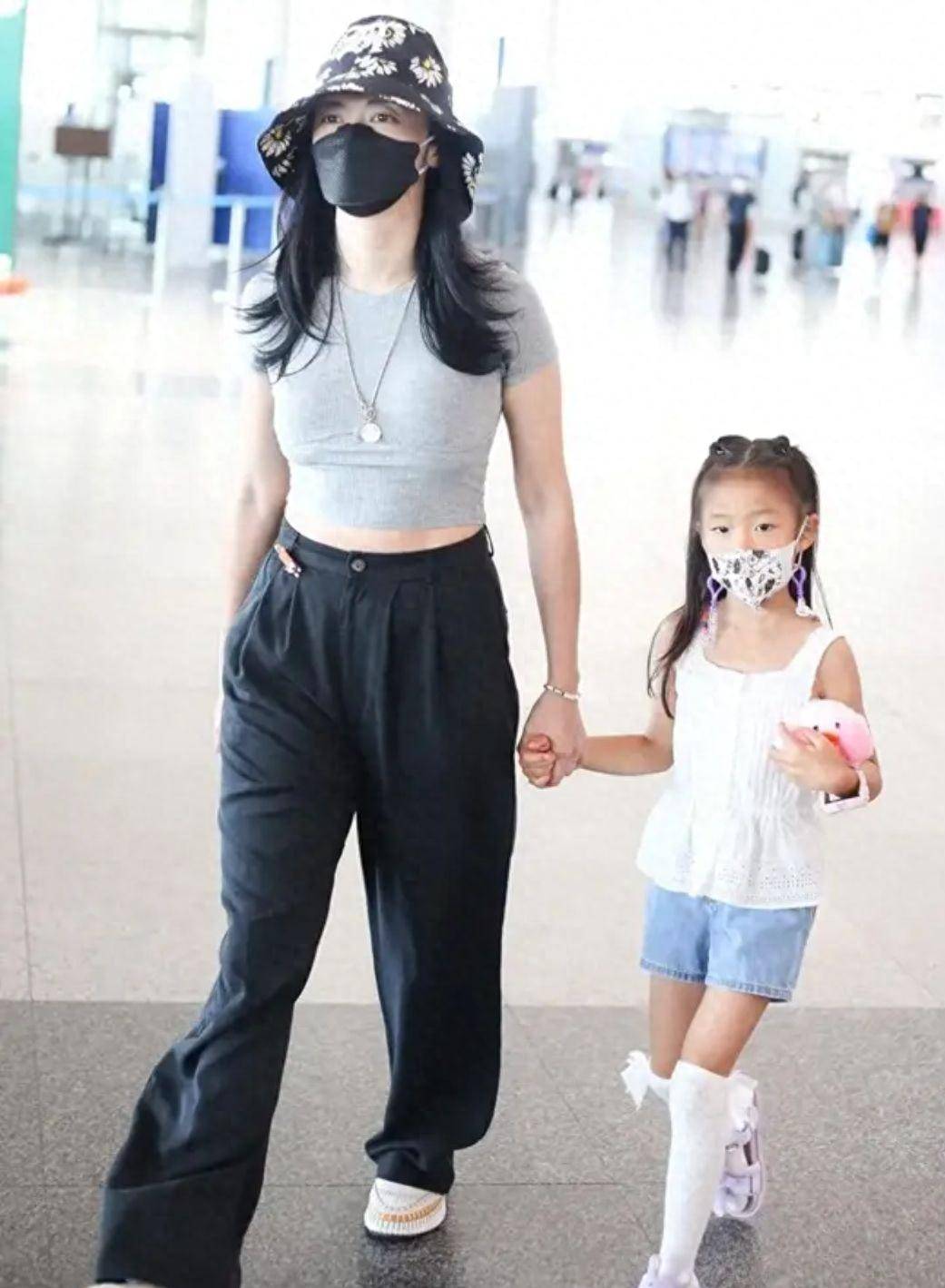 姚晨罕见带女儿走机场!