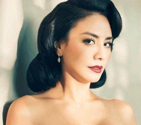 52岁"小昭"近照被晒出,颜值依旧在线,上了年纪的小昭气质出众_田丽