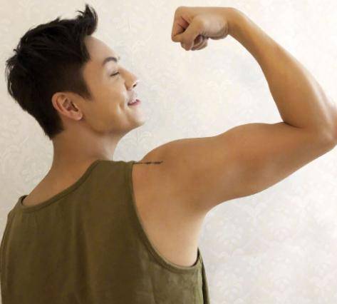 陈伟霆腹肌,果然型男都是练出来的,健身太重要了!_身材_俩人_荷尔蒙