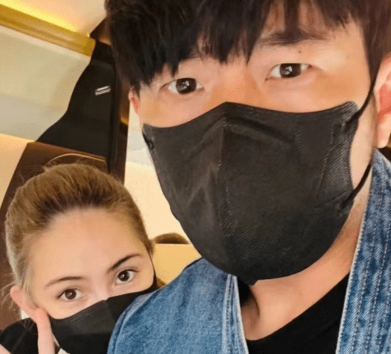 周杰伦一家飞抵呼和浩特,私人飞机内部曝光,大女儿背影神似昆凌_动态