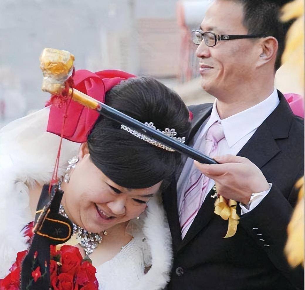 举重冠军唐功红:为夺冠险丧命,地方奖励4室2厅,嫁帅气老公