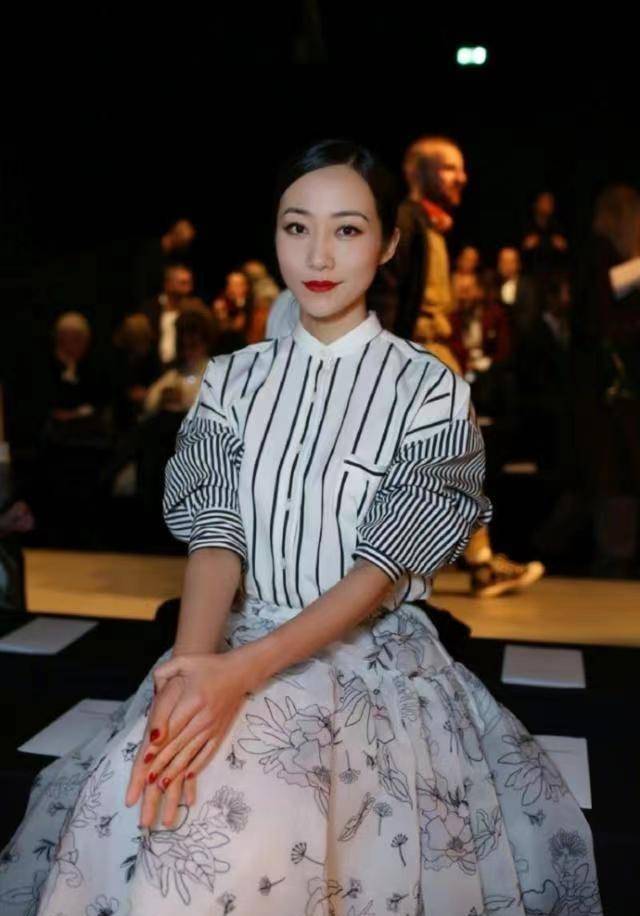 韩雪穿衬衫和裙子,气质却相差很大,一个长得像女神,一个长得像网红