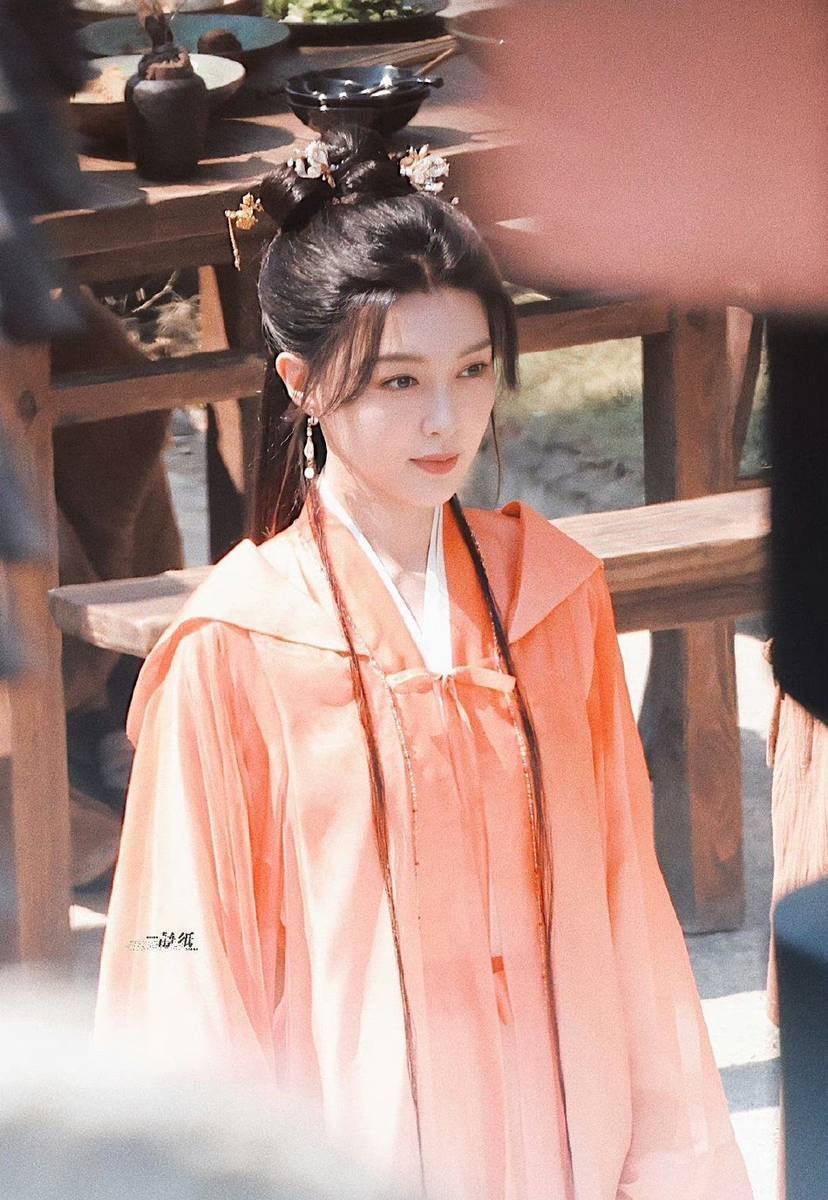 唐嫣古装造型曝光!红衣斗篷下的明艳动人气质令人惊艳