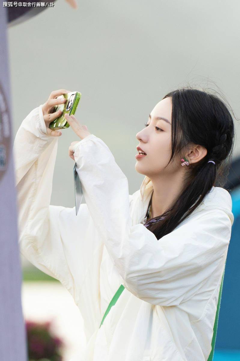 周也综艺花絮曝光,梳双马尾俏皮可爱,戴白色遮阳帽颜